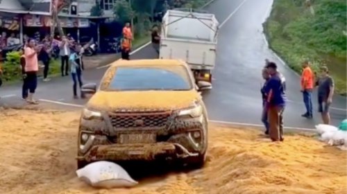 Tak Kuat Tanjakan Turunan Ekstrem, Toyota Fortuner Nyungsep di Gotekan