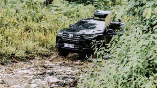 Mau Beli SUV Ladder Frame? Ini Perbandingan Harga Fortuner vs Pajero Sport Baru