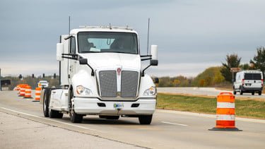 Bukan di SPKLU, Kendaraan Listrik Ini Ngecas Langsung dari Jalan Tol