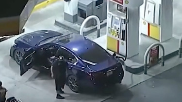 Dikejar Polisi, Maling Mobil Ini Sempat-sempatnya Isi Bensin