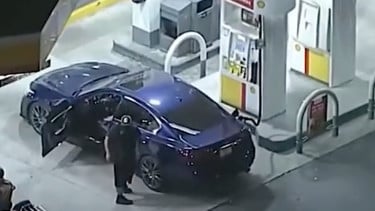 Dikejar Polisi, Maling Mobil Ini Sempat-sempatnya Isi Bensin