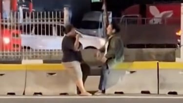 Viral Emak-emak Asyik Ngobrol di Pembatas Busway, Netizen: Biar Rahasia Negara Enggak Bocor
