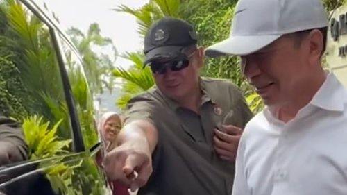 Toyota | Toyota Alphard Jokowi Penyok saat Bagi-bagi THR, Segini Harga Barunya