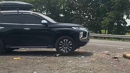 Nekat Ubah Jalur di Tol dengan Buka Pembatas, Pengemudi Pajero Ini Disorot