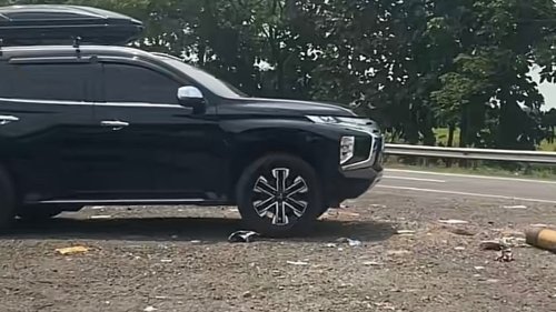 Nekat Ubah Jalur di Tol dengan Buka Pembatas, Pengemudi Pajero Ini Disorot