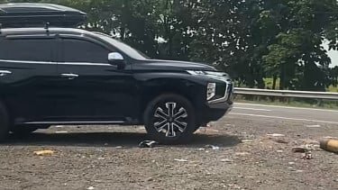 Nekat Ubah Jalur di Tol dengan Buka Pembatas, Pengemudi Pajero Ini Disorot