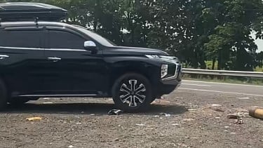 Nekat Ubah Jalur di Tol dengan Buka Pembatas, Pengemudi Pajero Ini Disorot