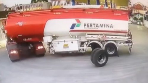 Lagi Asyik Belok, Ban Truk BBM Mendadak Copot