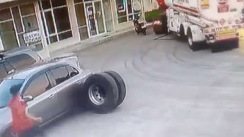 Lagi Asyik Belok, Ban Truk BBM Mendadak Copot