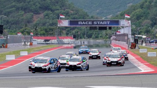 Ada yang Beda dari Mobil Balap Toyota Agya Ini