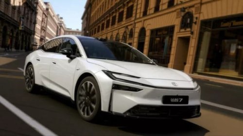 Mobil Sedan Listrik Ini Laku Ribuan Unit, Harganya Jadi Sorotan