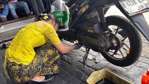 Ada yang Unik dari Cara Ganti Oli Motor Ini