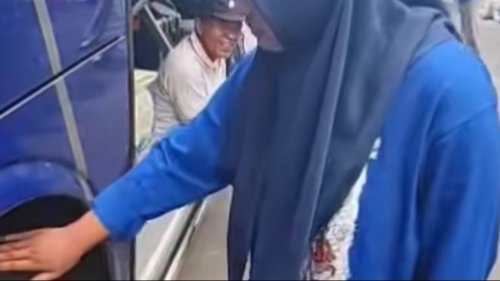 Viral Ritual Cium Ban Bus Sebelum Perjalanan, Penumpang Percaya Bisa Cegah Mabuk