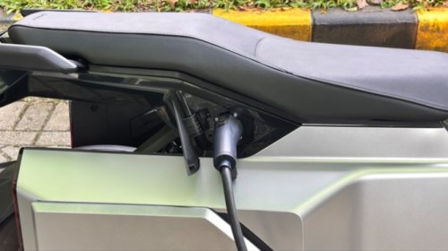 Kecan Singkat dengan Motor Listrik OMO X yang Disematkan Fitur Canggih
