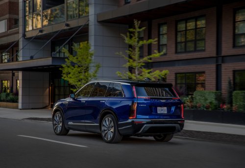 GM, GM Halts Vistiq Shipments Over 3rd-Row Seats That Can Trap A Child