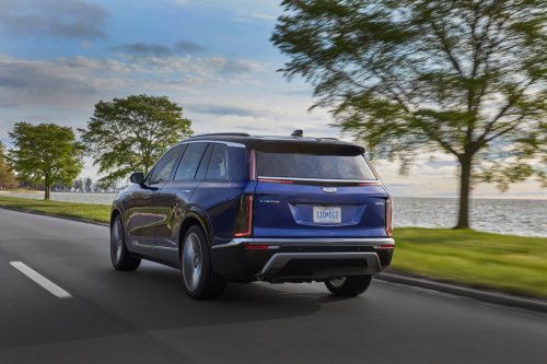 GM, GM Halts Vistiq Shipments Over 3rd-Row Seats That Can Trap A Child