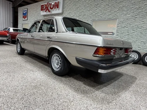 Mercedes, This Mercedes 300D Has Fewer Miles Than A 2025 Corolla, And It’s From 1985