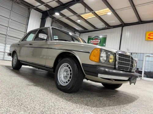 This Mercedes 300D Has Fewer Miles Than A 2025 Corolla, And It’s From 1985