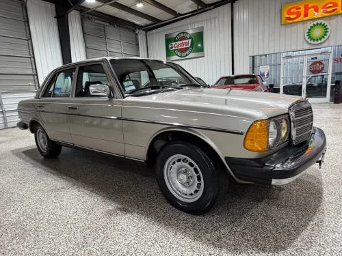 This Mercedes 300D Has Fewer Miles Than A 2025 Corolla, And It’s From 1985