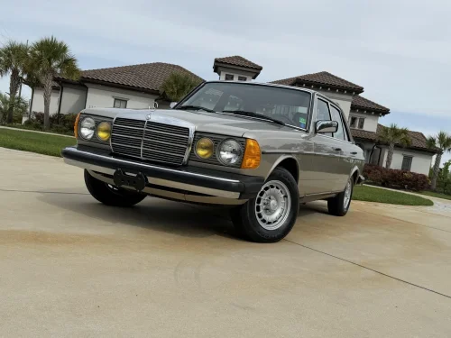 This Mercedes 300D Has Fewer Miles Than A 2025 Corolla, And It’s From 1985