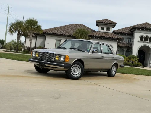 This Mercedes 300D Has Fewer Miles Than A 2025 Corolla, And It’s From 1985