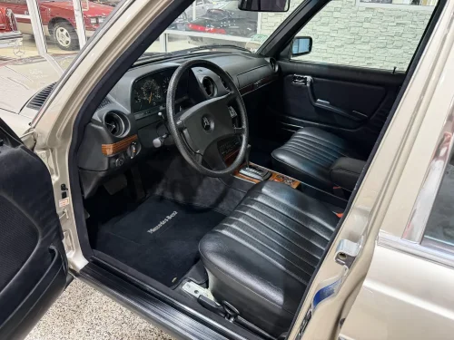 This Mercedes 300D Has Fewer Miles Than A 2025 Corolla, And It’s From 1985