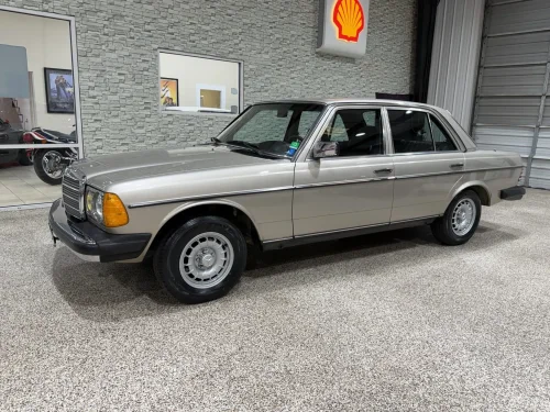 Mercedes, This Mercedes 300D Has Fewer Miles Than A 2025 Corolla, And It’s From 1985