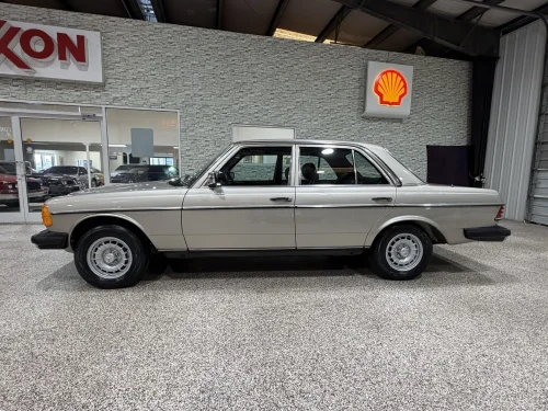 Mercedes, This Mercedes 300D Has Fewer Miles Than A 2025 Corolla, And It’s From 1985