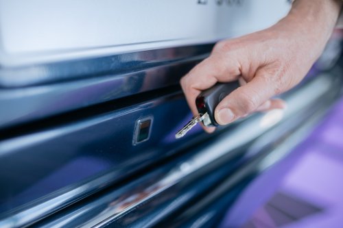 Mercedes Built Its Greatest Sedan With Porsche, And The Last One Ever Made Has 262 Miles On It