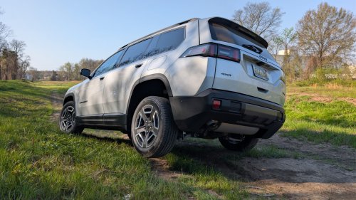 Jeep’s 2026 Cherokee Stopped Pretending To Be A Jeep, And It Drives Better For It