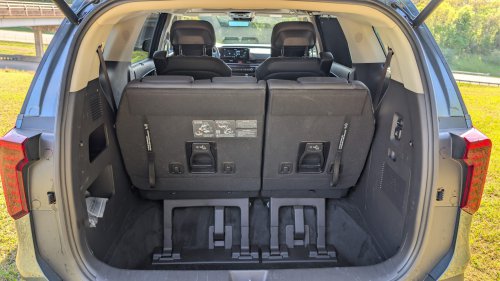The 2026 Kia Carnival Hybrid Makes Most 3-Row SUVs Look Like Expensive Mistakes | Review