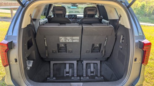 The 2026 Kia Carnival Hybrid Makes Most 3-Row SUVs Look Like Expensive Mistakes | Review