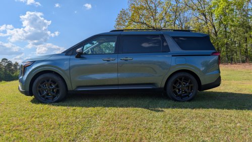 The 2026 Kia Carnival Hybrid Makes Most 3-Row SUVs Look Like Expensive Mistakes | Review