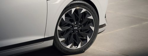The $28K Flagship Hyundai Sedan Americans Called The Azera Closes In On Genesis