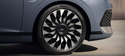 The $28K Flagship Hyundai Sedan Americans Called The Azera Closes In On Genesis