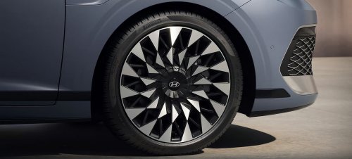 The $28K Flagship Hyundai Sedan Americans Called The Azera Closes In On Genesis