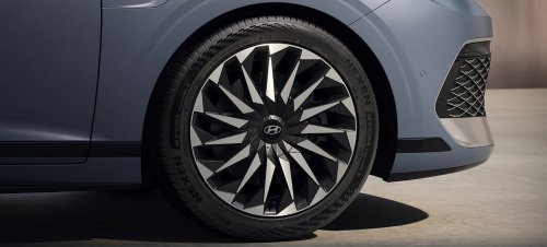 The $28K Flagship Hyundai Sedan Americans Called The Azera Closes In On Genesis