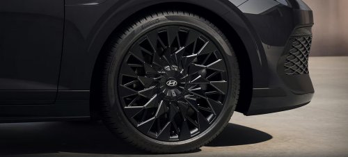 The $28K Flagship Hyundai Sedan Americans Called The Azera Closes In On Genesis