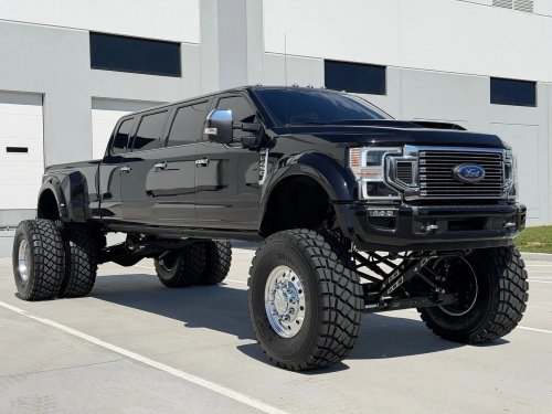 Six-Door Ford F-450 Looks Expensive. Its $1,038 Fuel Bill Agrees