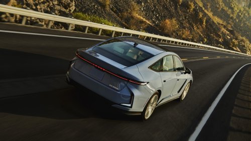 Lexus’s New ES Infotainment Acts Like A Tablet, Talks Back In The Gender You Pick