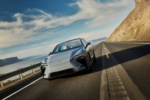 Lexus’s New ES Infotainment Acts Like A Tablet, Talks Back In The Gender You Pick
