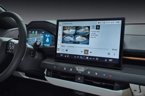 Lexus’s New ES Infotainment Acts Like A Tablet, Talks Back In The Gender You Pick