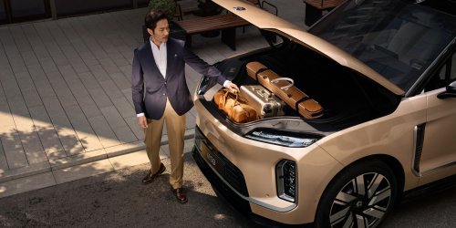 Nio’s New $57K Flagship Swaps Its Whole Battery Faster Than You Can Pump Gas