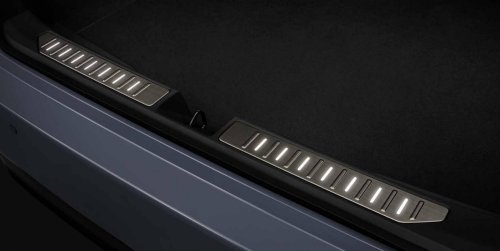 Japan’s Lexus ES Offers A Splitter Up Front And A Foot Deodorizer Down Below