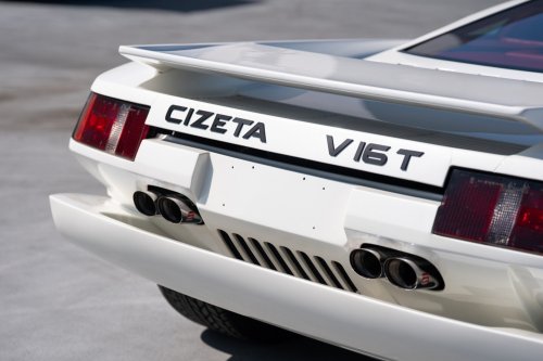 Chrysler Rejected This Lamborghini Design, So It Came Back With 16 Cylinders And 4 Pop-Up Lights