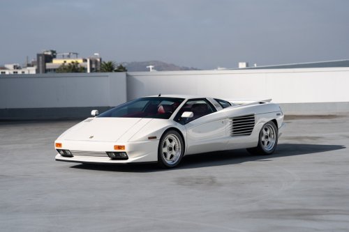 Chrysler Rejected This Lamborghini Design, So It Came Back With 16 Cylinders And 4 Pop-Up Lights