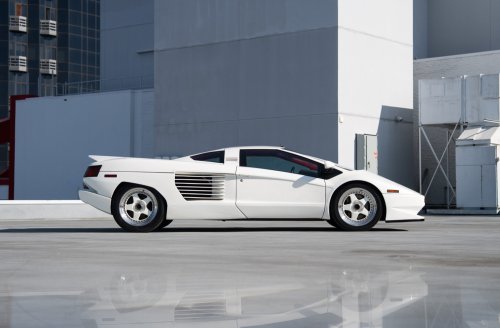 Chrysler Rejected This Lamborghini Design, So It Came Back With 16 Cylinders And 4 Pop-Up Lights
