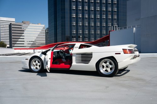Chrysler Rejected This Lamborghini Design, So It Came Back With 16 Cylinders And 4 Pop-Up Lights