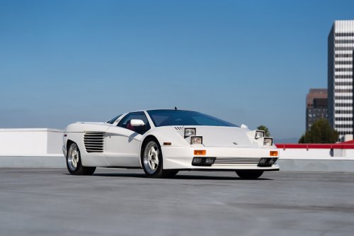 Chrysler Rejected This Lamborghini Design, So It Came Back With 16 Cylinders And 4 Pop-Up Lights