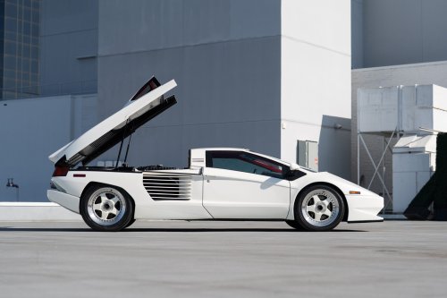 Chrysler Rejected This Lamborghini Design, So It Came Back With 16 Cylinders And 4 Pop-Up Lights